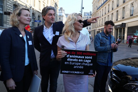 L'actrice américaine Pamela Anderson (Danse avec les Stars 2018) se fait enfermer lors d'un happening contre les élevages en cage sur la place de la République à Paris, France, le 10 octobre 2018. 130 ONG lancent ce mercredi une initiative citoyenne européenne pour mettre fin à l'élevage des animaux de ferme en gage. © Sébastien Valiela/Bestimage