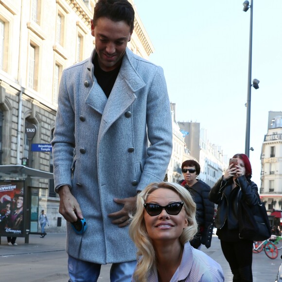 L'actrice américaine Pamela Anderson (Danse avec les Stars 2018), avec son partenaire de DALS Maxime Dereymez, se fait enfermer lors d'un happening contre les élevages en cage sur la place de la République à Paris, France, le 10 octobre 2018. © Sébastien Valiela/Bestimage