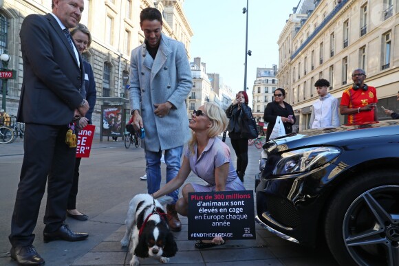 L'actrice américaine Pamela Anderson (Danse avec les Stars 2018), avec son partenaire de DALS Maxime Dereymez, se fait enfermer lors d'un happening contre les élevages en cage sur la place de la République à Paris, France, le 10 octobre 2018. © Sébastien Valiela/Bestimage