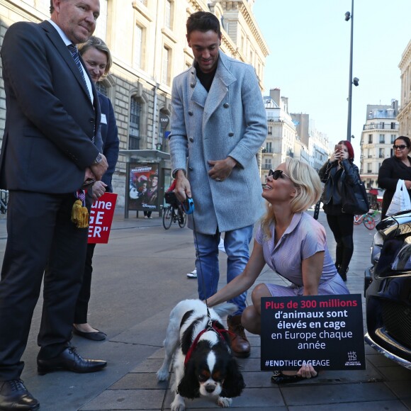 L'actrice américaine Pamela Anderson (Danse avec les Stars 2018), avec son partenaire de DALS Maxime Dereymez, se fait enfermer lors d'un happening contre les élevages en cage sur la place de la République à Paris, France, le 10 octobre 2018. © Sébastien Valiela/Bestimage