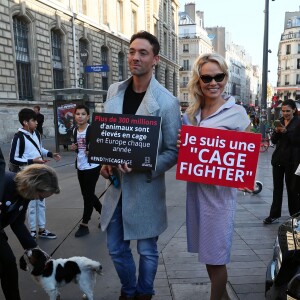 L'actrice américaine Pamela Anderson (Danse avec les Stars 2018), avec son partenaire de DALS Maxime Dereymez, se fait enfermer lors d'un happening contre les élevages en cage sur la place de la République à Paris, France, le 10 octobre 2018. © Sébastien Valiela/Bestimage