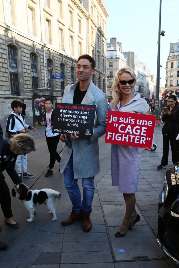 L'actrice américaine Pamela Anderson (Danse avec les Stars 2018), avec son partenaire de DALS Maxime Dereymez, se fait enfermer lors d'un happening contre les élevages en cage sur la place de la République à Paris, France, le 10 octobre 2018. © Sébastien Valiela/Bestimage