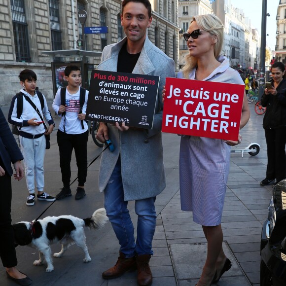 L'actrice américaine Pamela Anderson (Danse avec les Stars 2018), avec son partenaire de DALS Maxime Dereymez, se fait enfermer lors d'un happening contre les élevages en cage sur la place de la République à Paris, France, le 10 octobre 2018. © Sébastien Valiela/Bestimage