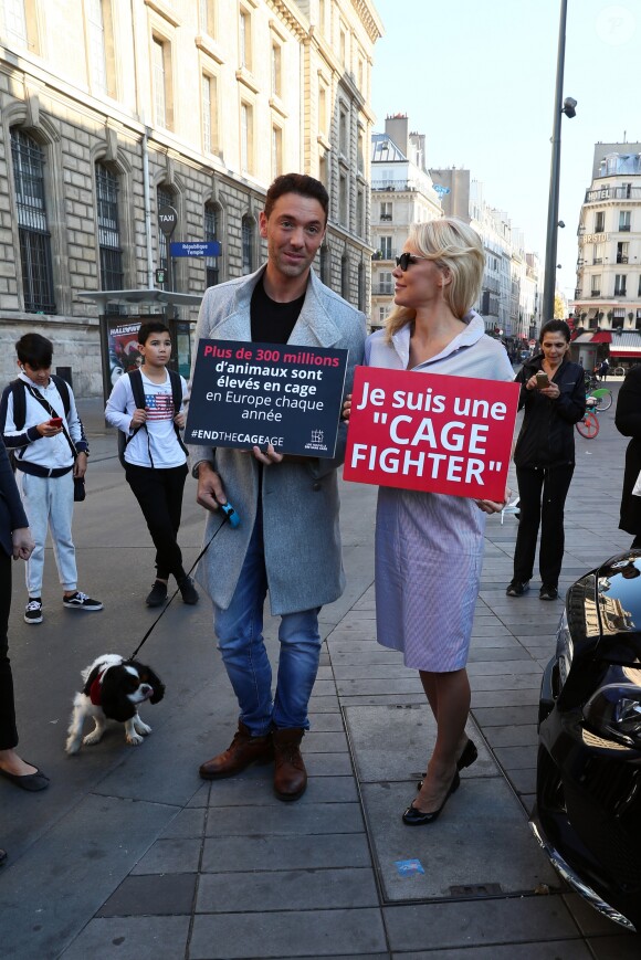 L'actrice américaine Pamela Anderson (Danse avec les Stars 2018), avec son partenaire de DALS Maxime Dereymez, se fait enfermer lors d'un happening contre les élevages en cage sur la place de la République à Paris, France, le 10 octobre 2018. © Sébastien Valiela/Bestimage