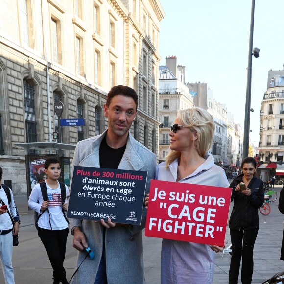 L'actrice américaine Pamela Anderson (Danse avec les Stars 2018), avec son partenaire de DALS Maxime Dereymez, se fait enfermer lors d'un happening contre les élevages en cage sur la place de la République à Paris, France, le 10 octobre 2018. © Sébastien Valiela/Bestimage