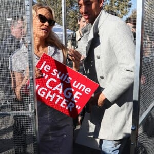 L'actrice américaine Pamela Anderson (Danse avec les Stars 2018), avec son partenaire de DALS Maxime Dereymez, se fait enfermer lors d'un happening contre les élevages en cage sur la place de la République à Paris, France, le 10 octobre 2018. © Sébastien Valiela/Bestimage