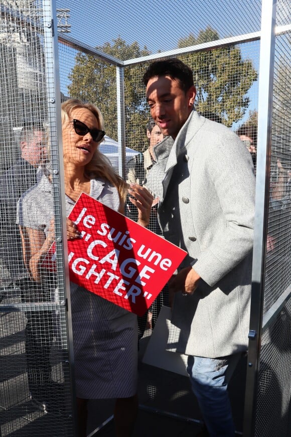 L'actrice américaine Pamela Anderson (Danse avec les Stars 2018), avec son partenaire de DALS Maxime Dereymez, se fait enfermer lors d'un happening contre les élevages en cage sur la place de la République à Paris, France, le 10 octobre 2018. © Sébastien Valiela/Bestimage