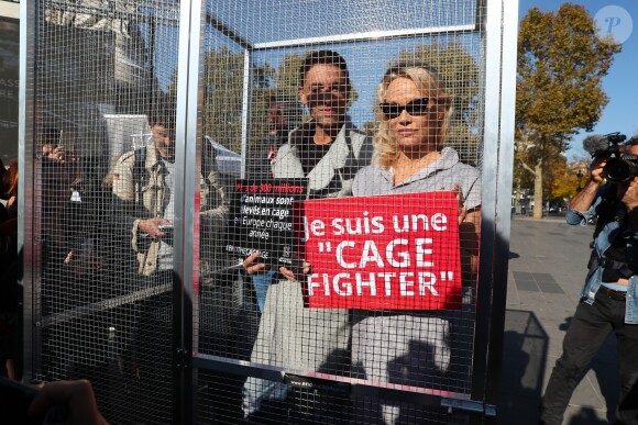 L'actrice américaine Pamela Anderson (Danse avec les Stars 2018), avec son partenaire de DALS Maxime Dereymez, se fait enfermer lors d'un happening contre les élevages en cage sur la place de la République à Paris, France, le 10 octobre 2018. © Sébastien Valiela/Bestimage