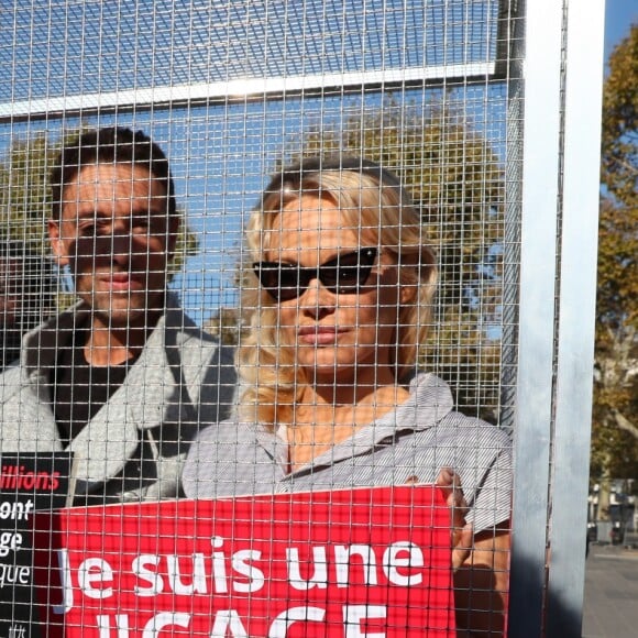 L'actrice américaine Pamela Anderson (Danse avec les Stars 2018), avec son partenaire de DALS Maxime Dereymez, se fait enfermer lors d'un happening contre les élevages en cage sur la place de la République à Paris, France, le 10 octobre 2018. © Sébastien Valiela/Bestimage