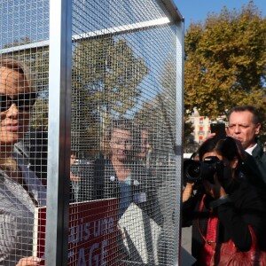 L'actrice américaine Pamela Anderson (Danse avec les Stars 2018), avec son partenaire de DALS Maxime Dereymez, se fait enfermer lors d'un happening contre les élevages en cage sur la place de la République à Paris, France, le 10 octobre 2018. © Sébastien Valiela/Bestimage