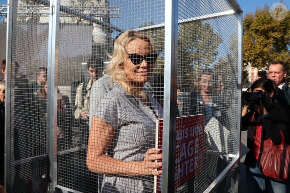 L'actrice américaine Pamela Anderson (Danse avec les Stars 2018), avec son partenaire de DALS Maxime Dereymez, se fait enfermer lors d'un happening contre les élevages en cage sur la place de la République à Paris, France, le 10 octobre 2018. © Sébastien Valiela/Bestimage