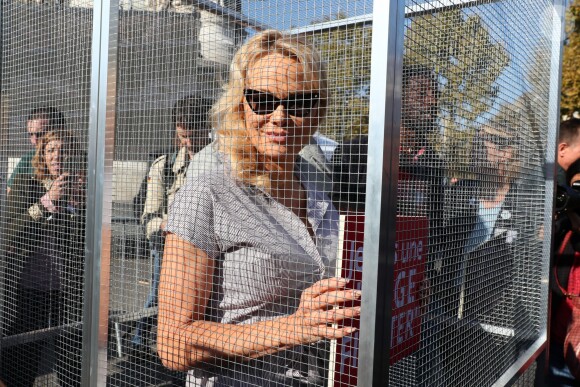 L'actrice américaine Pamela Anderson (Danse avec les Stars 2018), avec son partenaire de DALS Maxime Dereymez, se fait enfermer lors d'un happening contre les élevages en cage sur la place de la République à Paris, France, le 10 octobre 2018. © Sébastien Valiela/Bestimage