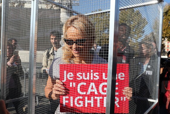 L'actrice américaine Pamela Anderson (Danse avec les Stars 2018), avec son partenaire de DALS Maxime Dereymez, se fait enfermer lors d'un happening contre les élevages en cage sur la place de la République à Paris, France, le 10 octobre 2018. © Sébastien Valiela/Bestimage