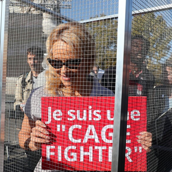 L'actrice américaine Pamela Anderson (Danse avec les Stars 2018), avec son partenaire de DALS Maxime Dereymez, se fait enfermer lors d'un happening contre les élevages en cage sur la place de la République à Paris, France, le 10 octobre 2018. © Sébastien Valiela/Bestimage