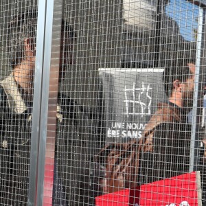 L'actrice américaine Pamela Anderson (Danse avec les Stars 2018), avec son partenaire de DALS Maxime Dereymez, se fait enfermer lors d'un happening contre les élevages en cage sur la place de la République à Paris, France, le 10 octobre 2018. © Sébastien Valiela/Bestimage