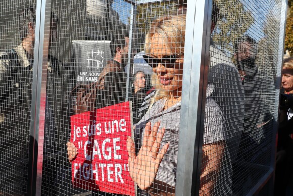 L'actrice américaine Pamela Anderson (Danse avec les Stars 2018), avec son partenaire de DALS Maxime Dereymez, se fait enfermer lors d'un happening contre les élevages en cage sur la place de la République à Paris, France, le 10 octobre 2018. © Sébastien Valiela/Bestimage