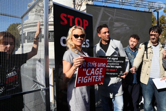 L'actrice américaine Pamela Anderson (Danse avec les Stars 2018), avec son partenaire de DALS Maxime Dereymez, se fait enfermer lors d'un happening contre les élevages en cage sur la place de la République à Paris, France, le 10 octobre 2018. © Sébastien Valiela/Bestimage