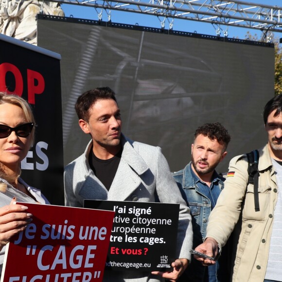 L'actrice américaine Pamela Anderson (Danse avec les Stars 2018), avec son partenaire de DALS Maxime Dereymez, se fait enfermer lors d'un happening contre les élevages en cage sur la place de la République à Paris, France, le 10 octobre 2018. © Sébastien Valiela/Bestimage