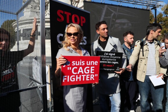 L'actrice américaine Pamela Anderson (Danse avec les Stars 2018), avec son partenaire de DALS Maxime Dereymez, se fait enfermer lors d'un happening contre les élevages en cage sur la place de la République à Paris, France, le 10 octobre 2018. © Sébastien Valiela/Bestimage