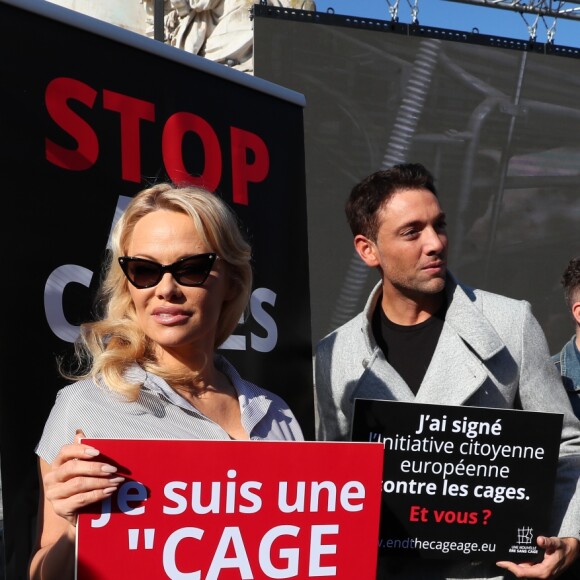 L'actrice américaine Pamela Anderson (Danse avec les Stars 2018), avec son partenaire de DALS Maxime Dereymez, se fait enfermer lors d'un happening contre les élevages en cage sur la place de la République à Paris, France, le 10 octobre 2018. © Sébastien Valiela/Bestimage