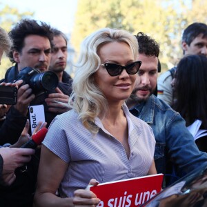 L'actrice américaine Pamela Anderson (Danse avec les Stars 2018) se fait enfermer lors d'un happening contre les élevages en cage sur la place de la République à Paris, France, le 10 octobre 2018. 130 ONG lancent ce mercredi une initiative citoyenne européenne pour mettre fin à l'élevage des animaux de ferme en gage. © Sébastien Valiela/Bestimage