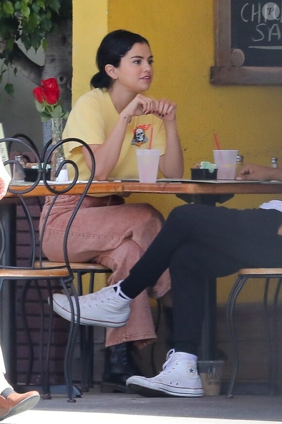 Exclusif - Selena Gomez va prendre le petit-déjeuner avec un mystérieux inconnu à Beverly Hills, Los Angeles le 21 septembre 2018