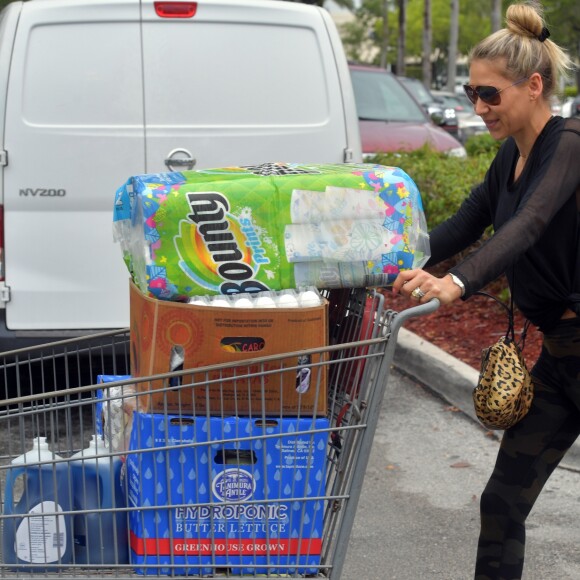 Exclusif - Anna Kournikova est allée faire le plein de courses à Miami, le 30 juillet 2018.