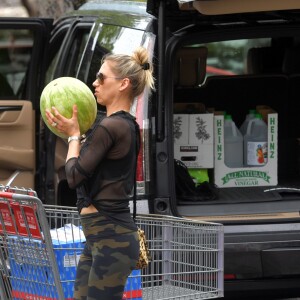 Exclusif - Anna Kournikova est allée faire le plein de courses à Miami, le 30 juillet 2018.