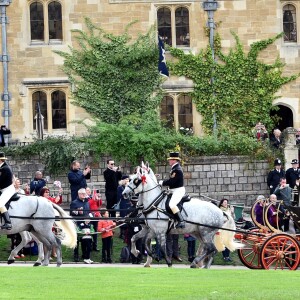 La princesse Eugenie d'York et son mari Jack Brooksbank en calèche après la cérémonie de leur mariage au château de Windsor, Royaume Uni, le 12 octobre 2018.