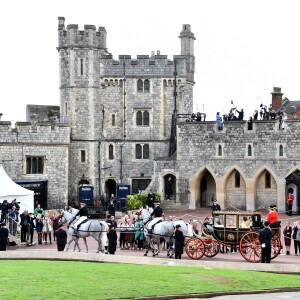 La princesse Eugenie d'York et son mari Jack Brooksbank en calèche après la cérémonie de leur mariage au château de Windsor, Royaume Uni, le 12 octobre 2018.