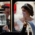 La princesse Eugenie d'York et son mari Jack Brooksbank en calèche après la cérémonie de leur mariage au château de Windsor, Royaume Uni, le 12 octobre 2018.