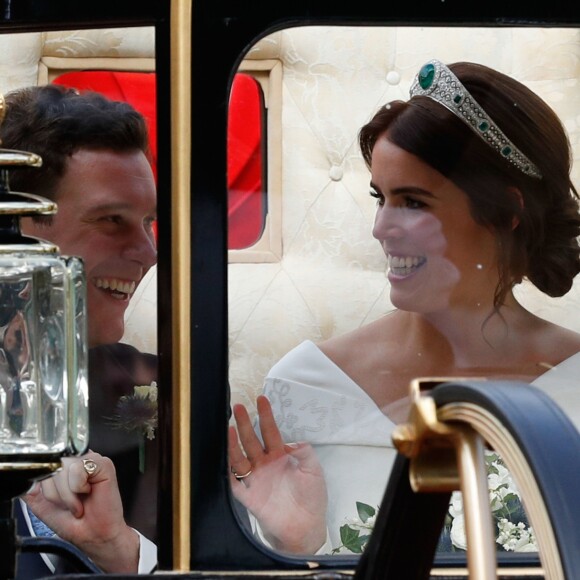 La princesse Eugenie d'York et son mari Jack Brooksbank en calèche après la cérémonie de leur mariage au château de Windsor, Royaume Uni, le 12 octobre 2018.