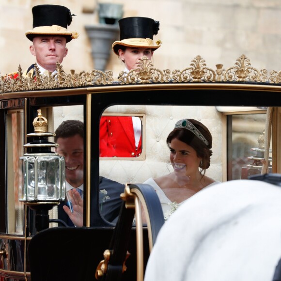 La princesse Eugenie d'York et son mari Jack Brooksbank en calèche après la cérémonie de leur mariage au château de Windsor, Royaume Uni, le 12 octobre 2018.