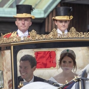 La princesse Eugenie d'York et son mari Jack Brooksbank en calèche après la cérémonie de leur mariage au château de Windsor, Royaume Uni, le 12 octobre 2018.