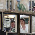 La princesse Eugenie d'York et son mari Jack Brooksbank en calèche après la cérémonie de leur mariage au château de Windsor, Royaume Uni, le 12 octobre 2018.