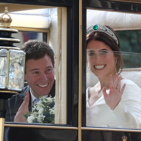 La princesse Eugenie d'York et son mari Jack Brooksbank en calèche après la cérémonie de leur mariage au château de Windsor, Royaume Uni, le 12 octobre 2018.