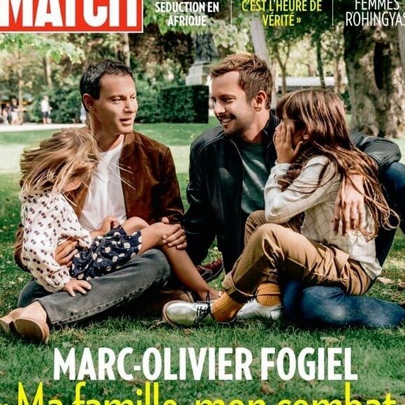 Marc-Olivier Fogiel en couverture de "Paris Match" avec son mari et leurs deux filles, numéro du 11 octobre 2018.