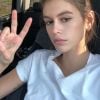 Kaia Gerber expose son tatouage au bras droit. Octobre 2018.