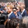 Le prince Harry, duc de Sussex et sa femme Meghan Markle, duchesse de Sussex (enceinte) discutent avec des habitants de Sydney au premier jour de leur première tournée officielle en Australie, le 16 octobre 2018