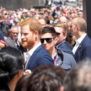 Le prince Harry, duc de Sussex et sa femme Meghan Markle, duchesse de Sussex (enceinte) discutent avec des habitants de Sydney au premier jour de leur première tournée officielle en Australie, le 16 octobre 2018