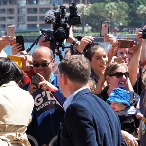 Le prince Harry, duc de Sussex et sa femme Meghan Markle, duchesse de Sussex (enceinte) discutent avec des habitants de Sydney au premier jour de leur première tournée officielle en Australie, le 16 octobre 2018