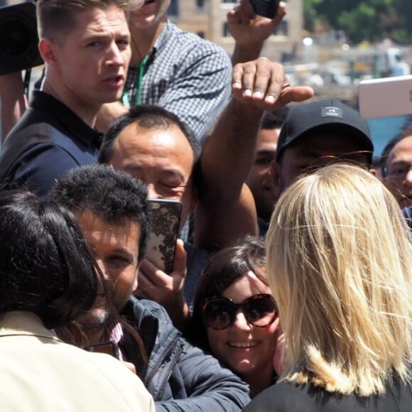 Le prince Harry, duc de Sussex et sa femme Meghan Markle, duchesse de Sussex (enceinte) discutent avec des habitants de Sydney au premier jour de leur première tournée officielle en Australie, le 16 octobre 2018