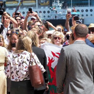 Le prince Harry, duc de Sussex et sa femme Meghan Markle, duchesse de Sussex (enceinte) discutent avec des habitants de Sydney au premier jour de leur première tournée officielle en Australie, le 16 octobre 2018