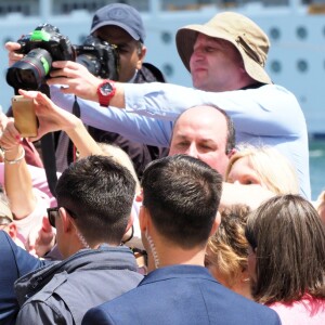 Le prince Harry, duc de Sussex et sa femme Meghan Markle, duchesse de Sussex (enceinte) discutent avec des habitants de Sydney au premier jour de leur première tournée officielle en Australie, le 16 octobre 2018