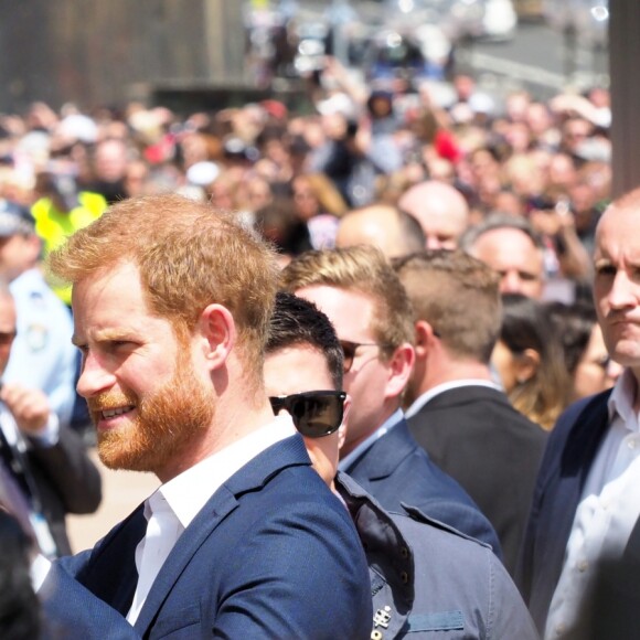 Le prince Harry, duc de Sussex et sa femme Meghan Markle, duchesse de Sussex (enceinte) discutent avec des habitants de Sydney au premier jour de leur première tournée officielle en Australie, le 16 octobre 2018