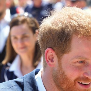 Le prince Harry, duc de Sussex et sa femme Meghan Markle, duchesse de Sussex (enceinte) discutent avec des habitants de Sydney au premier jour de leur première tournée officielle en Australie, le 16 octobre 2018