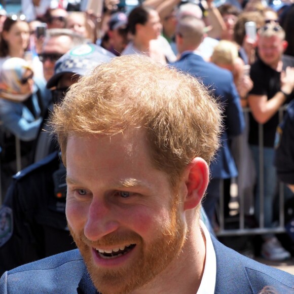 Le prince Harry, duc de Sussex et sa femme Meghan Markle, duchesse de Sussex (enceinte) discutent avec des habitants de Sydney au premier jour de leur première tournée officielle en Australie, le 16 octobre 2018