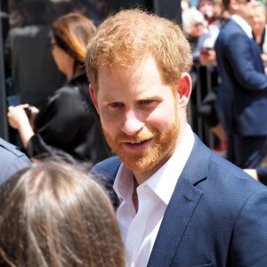 Le prince Harry, duc de Sussex et sa femme Meghan Markle, duchesse de Sussex (enceinte) discutent avec des habitants de Sydney au premier jour de leur première tournée officielle en Australie, le 16 octobre 2018