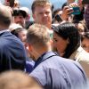 Le prince Harry, duc de Sussex et sa femme Meghan Markle, duchesse de Sussex (enceinte) discutent avec des habitants de Sydney au premier jour de leur première tournée officielle en Australie, le 16 octobre 2018