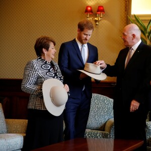 Le prince Harry, duc de Sussex et sa femme Meghan Markle, duchesse de Sussex (enceinte) rencontrent Peter Cosgrove (le Gouverneur général d'Australie) et sa femme Lynne Cosgrove à la "Admiralty House" lors de leur premier voyage officiel, le 16 octobre 2018.